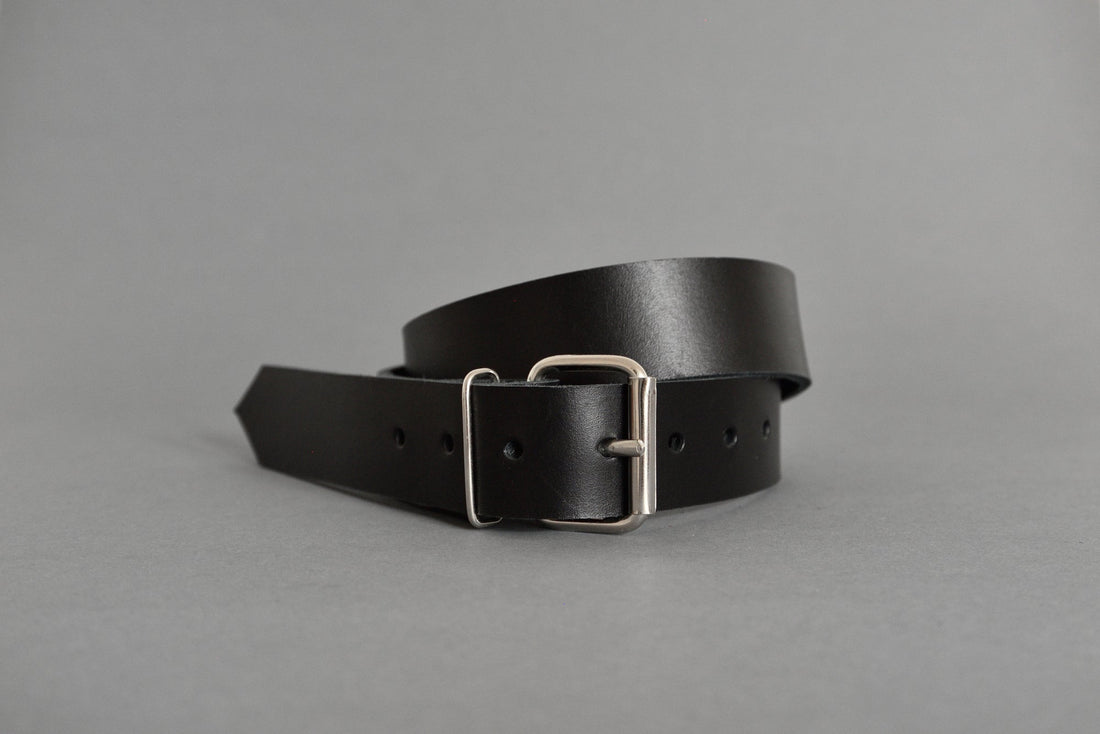 Szerokie skórzane paski unisex w klasycznej czerni z metalową klamrą, idealne do stylizacji.