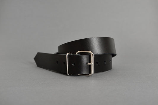 Szerokie skórzane paski unisex w klasycznej czerni z metalową klamrą, idealne do stylizacji.
